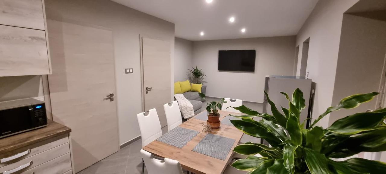 Hos-Cegledi Vendeghaz Miskolc -Oenallo Otthon, Mely Csak Az Oenoeke Экстерьер фото